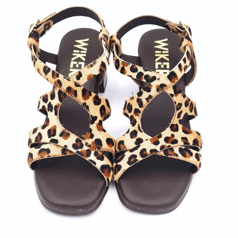 Sandalia print animal medio tacón. Planta confort. Wikers