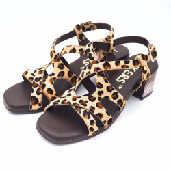 Sandalia print animal medio tacón. Planta confort. Wikers