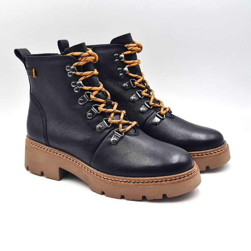Bota de piel. Ajuste cordones en contraste. Piso de goma resistente. Plantilla confortable. Tamaris