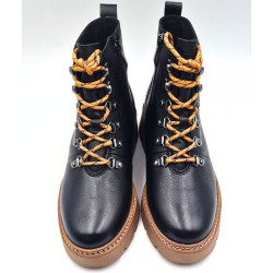 Bota de piel. Ajuste cordones en contraste. Piso de goma resistente. Plantilla confortable. Tamaris