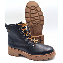 Bota de piel. Ajuste cordones en contraste. Piso de goma resistente. Plantilla confortable. Tamaris